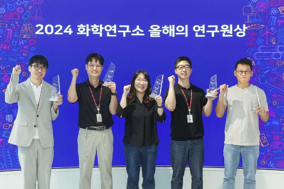 SK케미칼이 경기도 성남시 판교 에코랩(ECOLAB)에서 제8회 올해의 연구원상을 시상식을 열었다. (왼쪽부터) 대상을 수상한 기능소재연구실 박준용 매니저와 유영만 PL, 그린소재연구실 문정미·오현우 매니저, 장려상을 수상한 그린소재연구실 김상우 매니저가 수상 후 기념사진을 촬영하고 있다. [사진=SK케미칼]