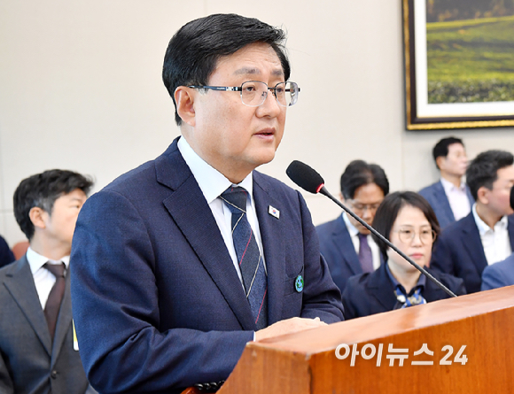 김성환 기후에너지환경부장관이 6일 서울 여의도 국회에서 열린 기후에너지환경노동위원회 국정감사에서 업무보고를 하고 있다. [사진=곽영래 기자]