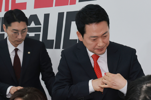 국민의힘 장동혁 대표가 12일 국회에서 이재명 대통령과의 오찬에 불참하는 것과 관련해 입장을 밝힌 뒤 이동하고 있다. 뒤는 박준태 당 대표 비서실장. 2026.2.12 [사진=연합뉴스]