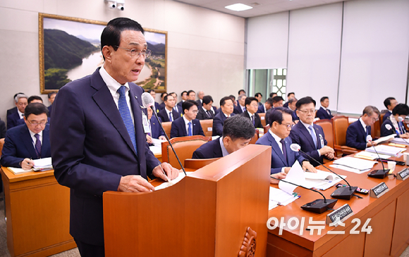 노동진 수산업협동조합중앙회장이 14일 오전 서울 여의도에서 열린 한국해양진흥공사, 수산업협동조합중앙회, 해양환경공단 등에 대한 국정감사에서 업무보고를 하고 있다. [사진=곽영래 기자]