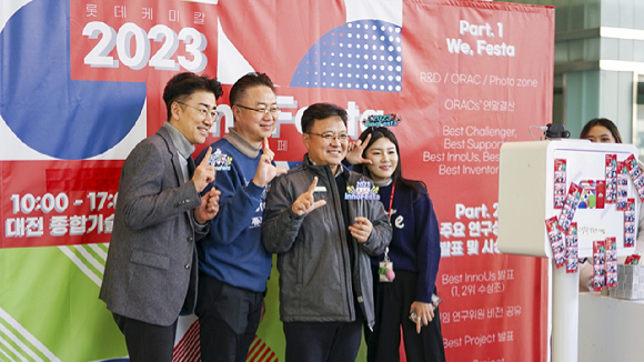 21일 대전 롯데케미칼 종합기술원에서 열린 연구개발 성과 공유회 '이노페스타'에서 황진구(왼쪽 세번째) 롯데케미칼 대표와 임직원들이 기념촬영을 하고 있다. [사진=롯데케미칼]