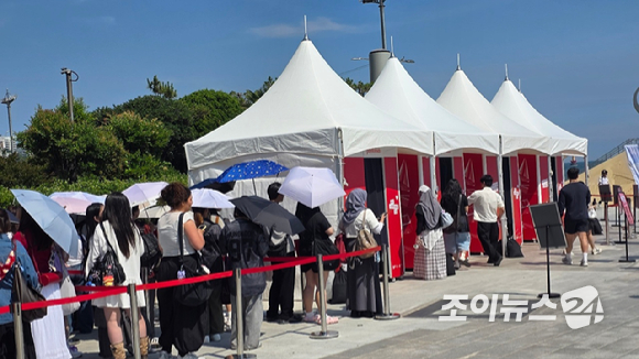 12일 부산시 해운대구 해운대 해수욕장에서 열린 'BTS 더 시티 아리랑 부산' 오프라인 액티비티 '러브 송 라운지', '러브 쿼터' 현장 이미지. [사진=정지원 기자]