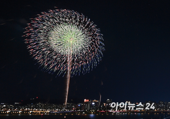 '2026 서울세계불꽃축제'가 5일 서울 여의도 한강공원 일대에서 열린 가운데 화려한 불꽃이 밤하늘을 장식하고 있다. [사진=곽영래 기자]