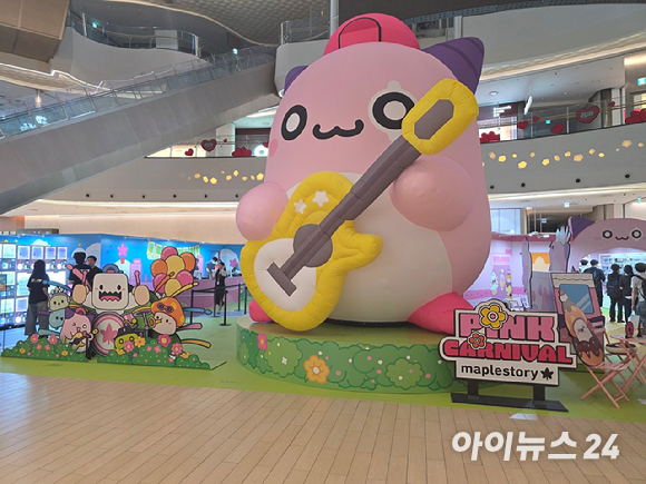 22일 서울 송파구 석촌호수 동호에 메이플스토리 '주황버섯'을 본뜬 대형 아트벌룬이 띄워져 있다. [사진=넥슨]