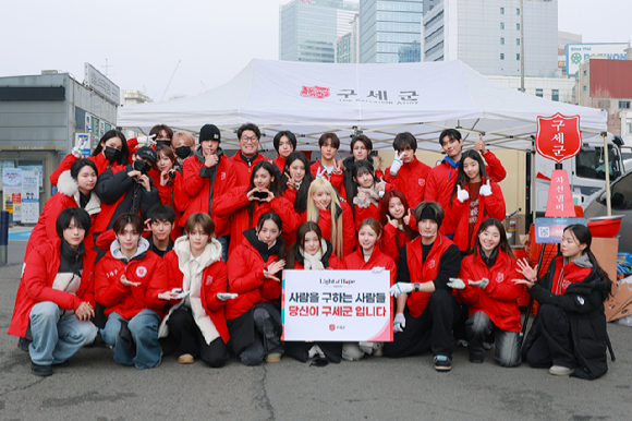 구세군 한국군국은 28일 서울역 광장에서 인코드 엔터테인먼트와 함께 취약계층 300명을 대상으로 연말맞이 무료급식 나눔 활동을 진행했다고 밝혔다. [사진=구세군 ]