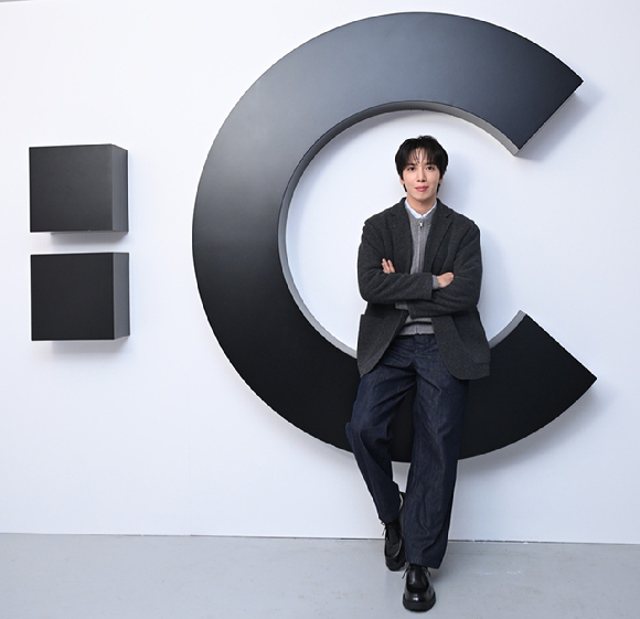 씨엔블루 정용화가 3일 서울 삼청동에서 열린 '25FW UNIQLO : C 컬렉션' 글로벌 런칭 행사 포토콜에 참석하고 있다. [사진=유니클로]