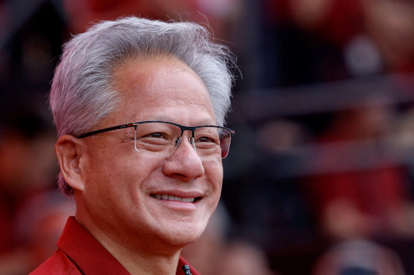 젠슨 황 엔비디아 최고경영자(CEO)가 지난달 31일 경북 경주 예술의전당 원화홀 로비에서 기자들과 질의응답을 하고 있다. [사진=최란 기자]