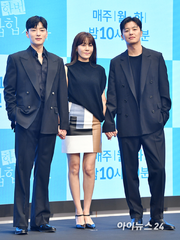 배우 장승조(왼쪽부터), 김하늘, 연우진이 18일 오후 서울 구로구 더 세인트에서 열린 KBS2 새 월화 '멱살 한번 잡힙시다' 제작발표회에서 포토타임을 갖고 있다. [사진=곽영래 기자]