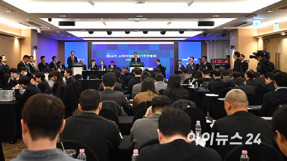 24일 오전 서울 중구 코리아나호텔에서 열린 제 52기 고려아연 정기 주주총회가 중복위임장 문제로 지연되고 있다. [사진=곽영래 기자]