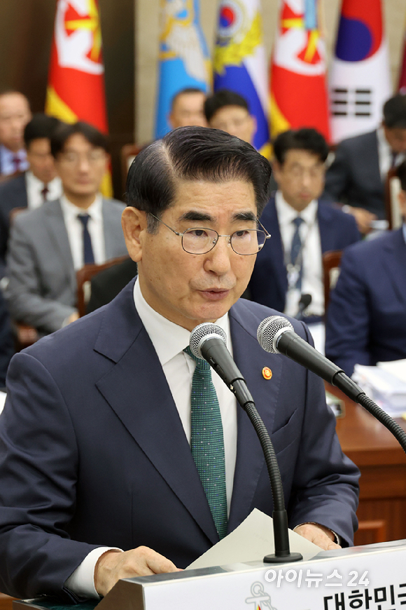 김용현 국방부 장관이 8일 서울 용산구 국방부에서 열린 국정감사에서 업무보고를 하고 있다. [사진=국회사진취재단]