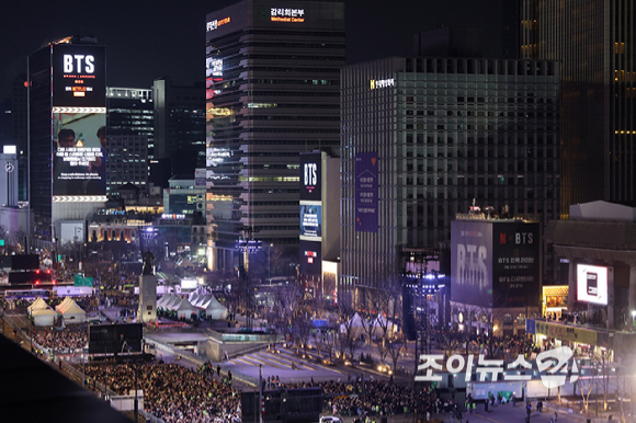 방탄소년단(BTS)이 21일 오후 서울 광화문 광장에서 정규 5집 '아리랑(ARIRANG)' 앨범 발매를 기념해 열린 컴백 무대에 등장하고 있다. [사진=사진공동취재단]