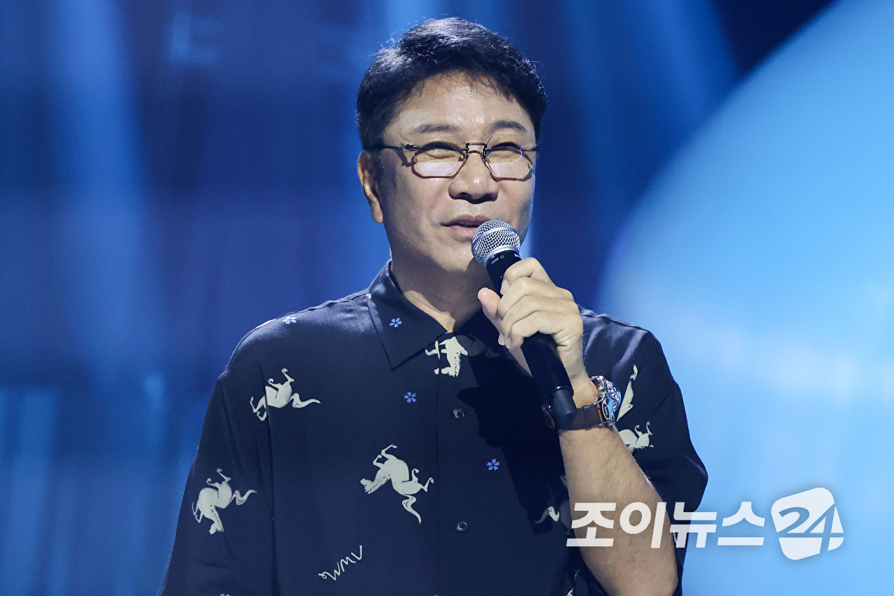 이수만 A2O엔터테인먼트 비저너리 리더 겸 키 프로듀서가 12일 오후 경기도 고양시 일산 킨텍스에서 진행된 A2O 소울(A2O SOUL)&middot;A2O 라이트(A2O LITE)의 데뷔쇼 '웰컴 투 소울라이트 프롬 A2O 소울 A2O 라이트(WELCOME TO SOULITE From A2O SOUL A2O LITE)' 행사에 참석해 프레젠테이션을 하고 있다. [사진=문수지 기자]