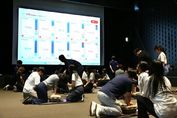 한화 건설부문 안전보건관리자들이 심폐소생술 체험을 하고 있다. [사진=한화 건설부문]