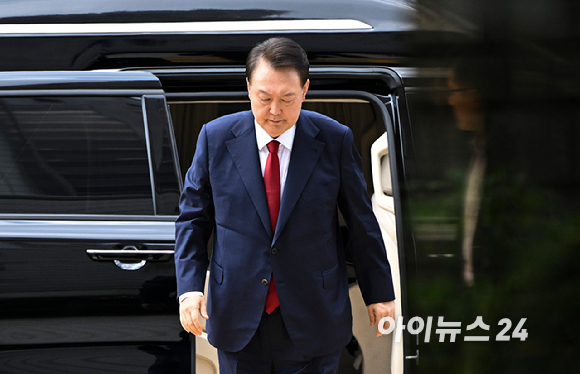 12·3 비상계엄과 관련해 특검의 수사를 받는 윤석열 전 대통령이 두 번째 구속 전 피의자 심문(영장실질심사)을 받기 위해 9일 오후 서울 서초구 중앙지법으로 출석하고 있다. [사진=사진공동취재단]