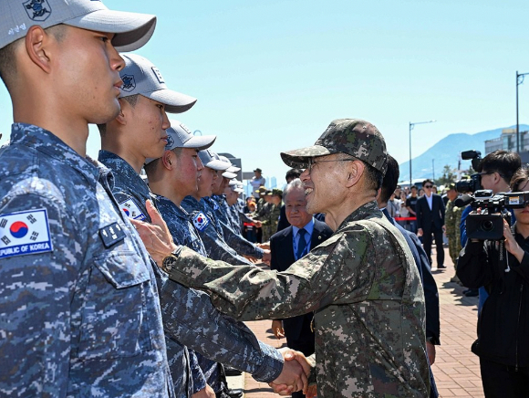 지난 15일 부산작전기지에서 열린 에서 김경률 해군참모총장(오른쪽)이 청해부대 48진 장병들을 격려하고 있다. [사진=해군/연합뉴스]