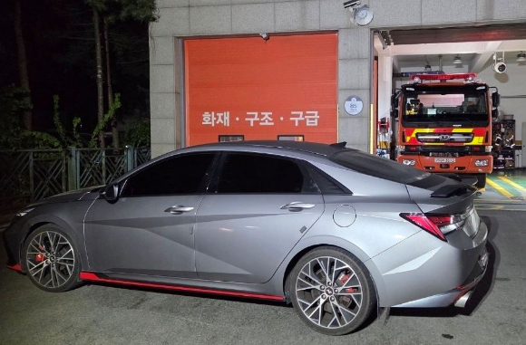 한 운전자가 119안전센터 앞에 차량을 장시간 주차하고 연락 두절돼, 소방 당국의 긴급 출동이 지연되는 사건이 발생했다. 사진은 김포시 양촌119안전센터 앞에 불법 주차된 차량. [사진=김포소방서]