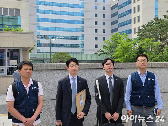 29일 수원지방법원에서 동행노조가 삼성그룹 초기업노동조합을 상대로 제기한 '잠정합의안 찬반투표 절차 중지 등 가처분' 사건 심문이 끝난 후 관계자들이 질문에 답하고 있다. [사진=황세웅 기자]