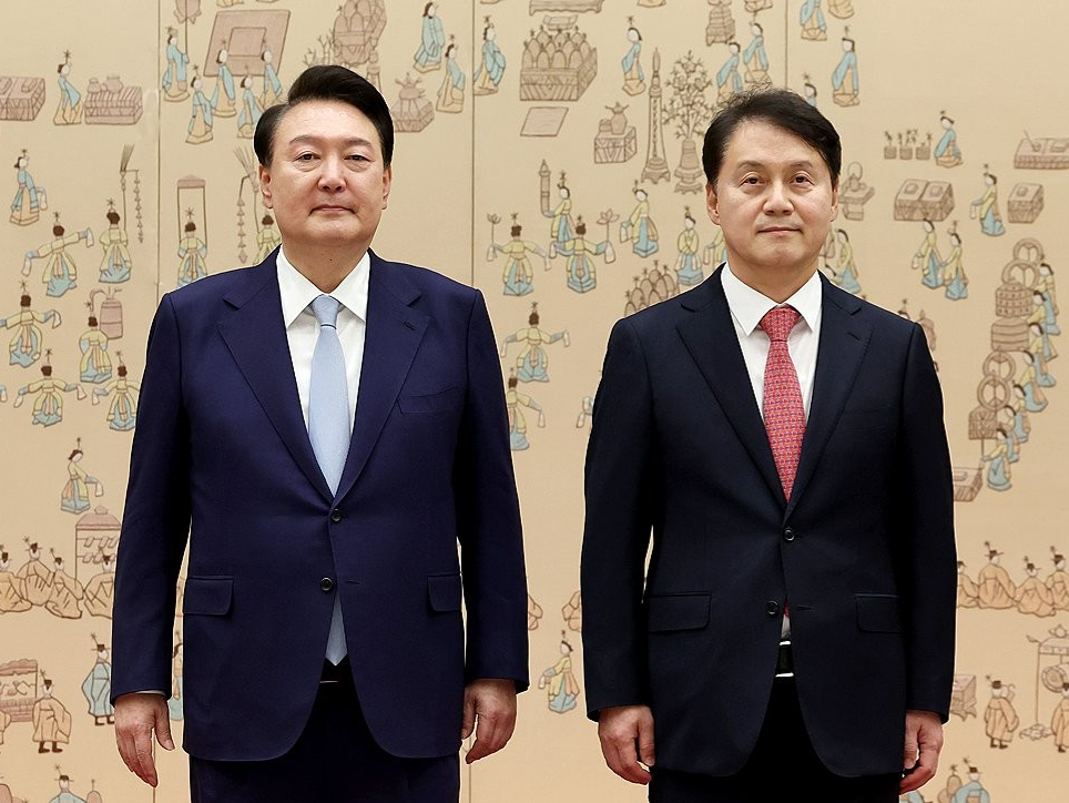 이재명 대통령이 8일 용산 대통령실에서 열린 지방시대위원회 보고회에서 김경수 지방시대위원장 발표 후 박수치고 있다. 2025.12.8 [대통령실통신사진기자단] [사진=연합뉴스]