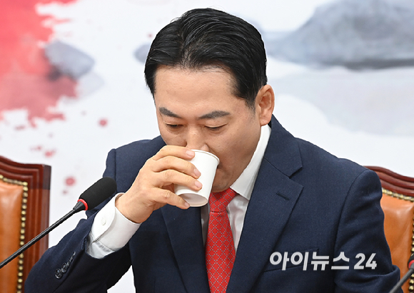 장동혁 국민의힘 대표가 5일 서울 여의도 국회에서 열린 최고위원회의에서 물을 마시고 있다. [사진=곽영래 기자]