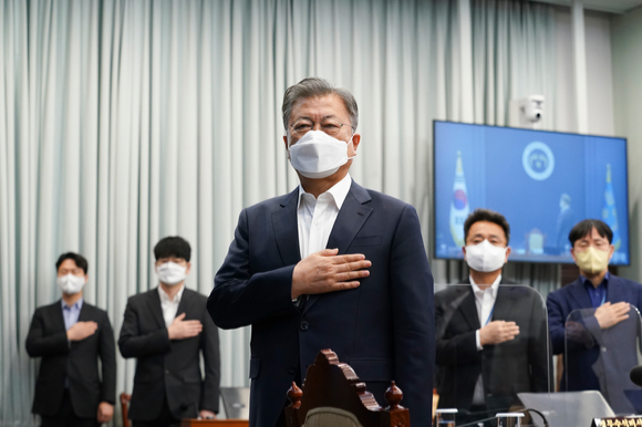 문재인 대통령이 8일 청와대 여민관에서 열린 영상 국무회의에서 국민의례를 하고 있다. 2022.03.08. [사진=청와대]