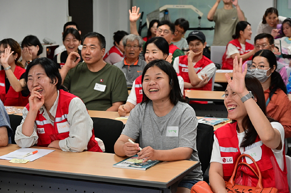 LG전자 임직원들이 지난 26일 서울 영등포장애인자립생활센터를 방문해 쉽고 안전한 가전제품 사용법을 알려주는 '쉬운 가전 프로젝트' 활동을 진행했다. [사진=LG전자]