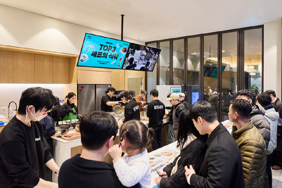 6일 서울 영등포구 더현대서울 6층에서 'TOP3 셰프의 식탁' 팝업스토어를 열고 시식 메뉴를 제공하고 있다. [사진=우아한형제들]