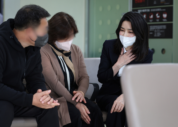 윤석열 대통령 부인 김건희 여사가 10일 이태원 참사로 서울 이대목동병원에서 투병 중 뇌사 판정 소견을 받고 장기 기증을 결정한 국군 장병 가족들을 찾아 위로하고 있다. [사진=대통령실]