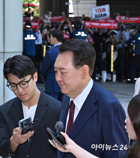 윤석열 전 대통령이 23일 서울 서초구 서울중앙지방법원에서 열린 내란 우두머리 혐의·직권남용 권리행사 방해 혐의 사건 8차 공판에 출석하고 있다. [사진=사진공동취재단]
