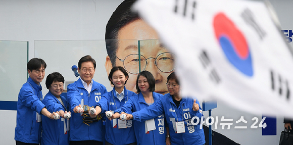 제21대 대통령선거 사전투표일인 29일 더불어민주당 이재명 후보가 서울 송파구 종합운동장역 앞 광장에서 열린 강동구·송파구 집중유세에서 지지를 호소하고 있다. [사진=곽영래 기자]