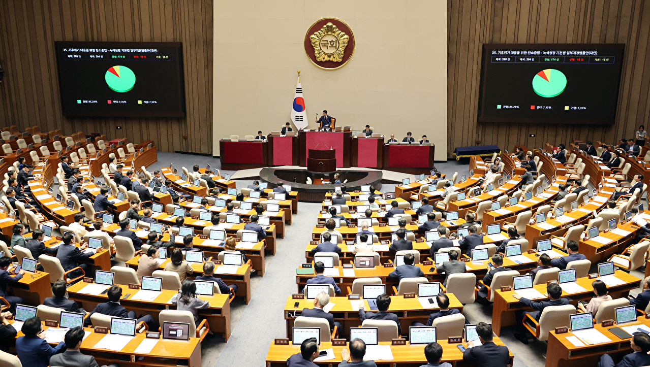 26일 국회에서 열린 본회의에서 국민의힘 이진숙 의원이 자신에 대한 제명 촉구 결의안이 상정되자 무기명 투표에 앞서 퇴장하고 있다. 2026.8.26 [사진=연합뉴스]