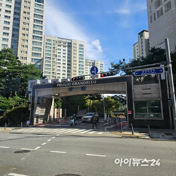 전세 끼고 집을 사 이른바 '갭투자' 논란에 휩싸인 이상경 국토교통부 1차관이 지난 23일 국토부 유튜브 계정을 통해 대국민 사과문을 발표하고 있다. [국토교통부 유튜브 캡처. 재판매 및 DB금지] [사진=국토교통부 유튜브 캡쳐]