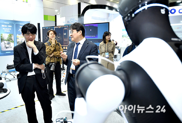 전 프로 바둑기사 이세돌이 22일 서울 강남구 코엑스에서 열린 2026 월드IT쇼에서 마음AI 부스를 둘러보고 있다. [사진=곽영래 기자]