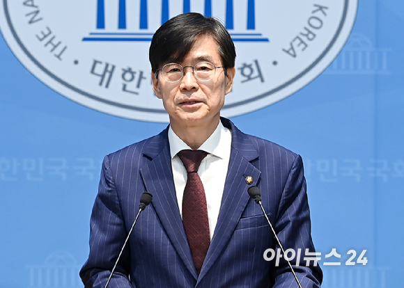 조경태 국민의힘 의원이 8일 서울 여의도 국회 소통관에서 정치 현안 관련 기자회견을 하고 있다. [사진=곽영래 기자]