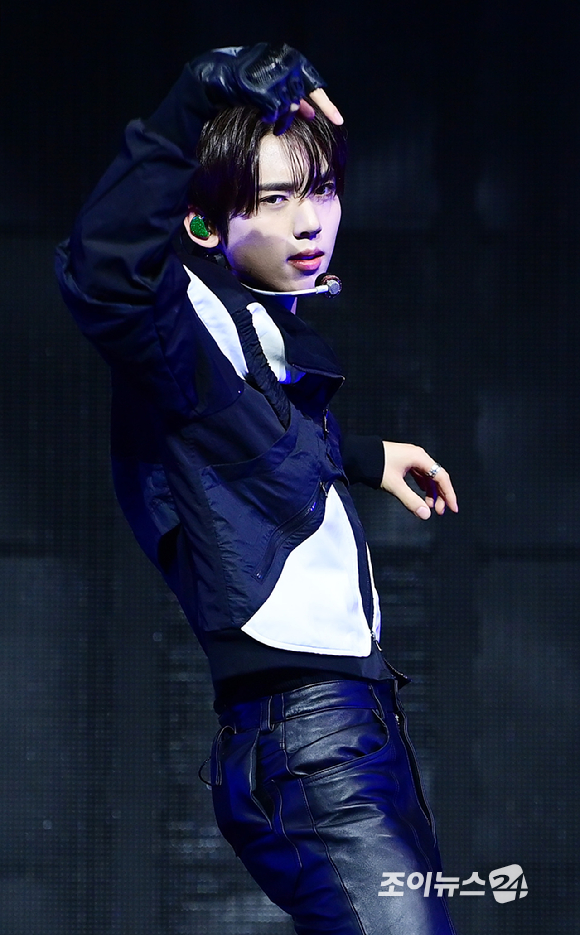 그룹 제로베이스원 한유진이 1일 오후 서울 용산구 한남 블루스퀘어에서 열린 제로베이스원(ZEROBASEONE) 정규 1집 '네버 세이 네버(NEVER SAY NEVER)' 쇼케이스에 참석해 멋진 무대를 선보이고 있다. [사진=정소희 기자]