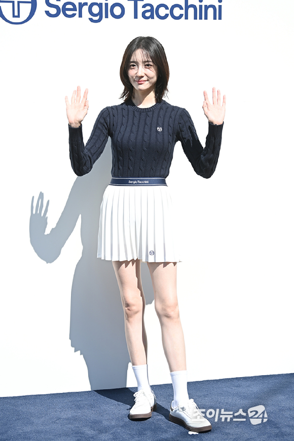 배우 박지현이 26일 오후 서울 용산구 한남동 플래그십 스토어에서 열린 클래식 라이프스타일 브랜드 세르지오 타키니 한남 플래그십 스토어 오픈 기념 포토콜 행사에 참석해 포즈를 취하고 있다. [사진=문수지 기자]