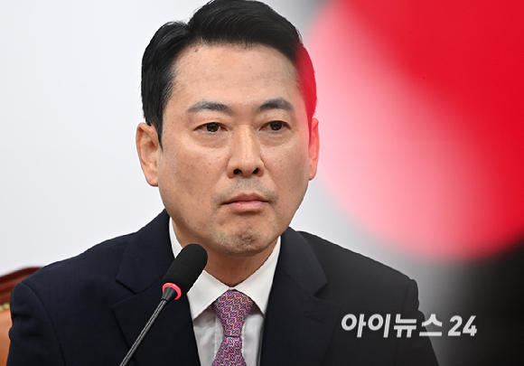 장동혁 국민의힘 대표가 24일 서울 여의도 국회에서 열린 현안 관련 브리핑을 마친 뒤 취재진의 질문에 답변하고 있다. [사진=곽영래 기자]