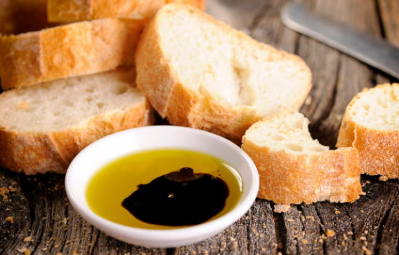 빵에다 잼을 바르고 있는 모습. [사진=PhantomGravity]