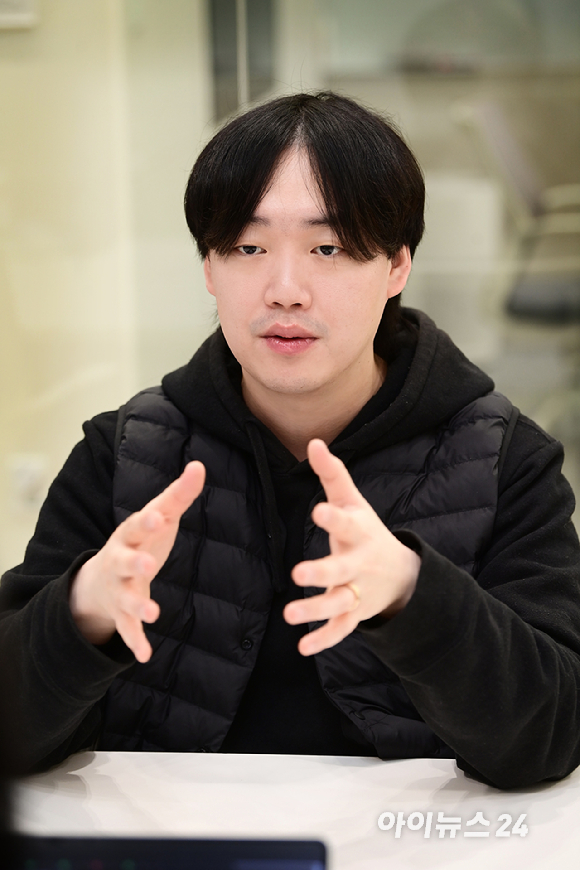 김진우 라이너 대표가 7일서울 마포구 동교동 라이너 본사에서 아이뉴스24와 인터뷰에 앞서 포즈를 취하고 있다. [사진=정소희 기자]