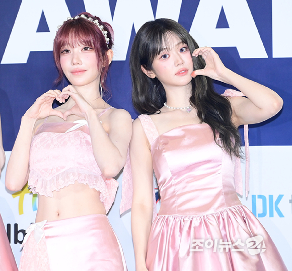 밴드 큐더블유이알(QWER)이 27일 경기 고양시 킨텍스에서 열린 2026 케이 월드 드림 어워즈(K WORLD DREAM AWARDS)' 블루카펫에 참석하고 있다.