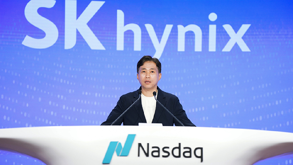 곽노정 SK하이닉스 대표이사가 10일(현지시간) 나스닥 마켓사이트에서 열린 미국주식예탁증서 상장 기념 오프닝 벨 행사를 하고 있다. [사진=SK하이닉스]