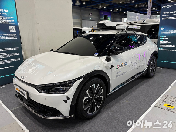 27일 서울 강남구 코엑스에서 열린 '2026 자율주행모빌리티 산업전'에서 김진규 카카오모빌리티 부사장(피지컬AI 부문장)이 발표하고 있다. [사진=정유림 기자]