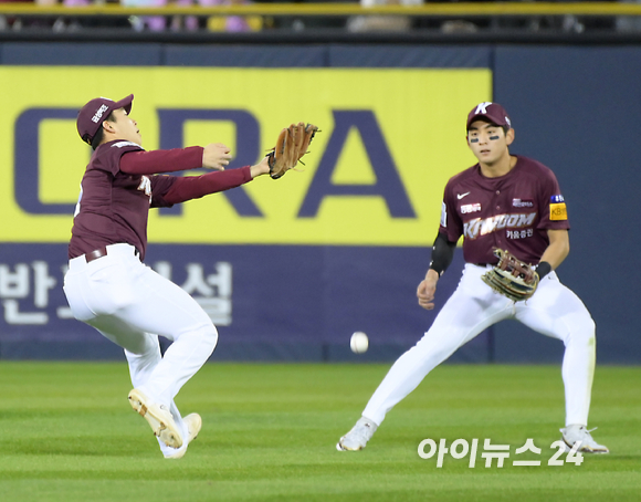 2022 KBO리그 포스트시즌 플레이오프 키움 히어로즈 대 LG 트윈스 1차전 경기가 24일 오후 서울 잠실야구장에서 펼쳐졌다. 3회말 2사 1,3루에서 LG 문보경의 타구를 키움 유격수 김휘집이 놓치고 있다. [사진=정소희 기자]