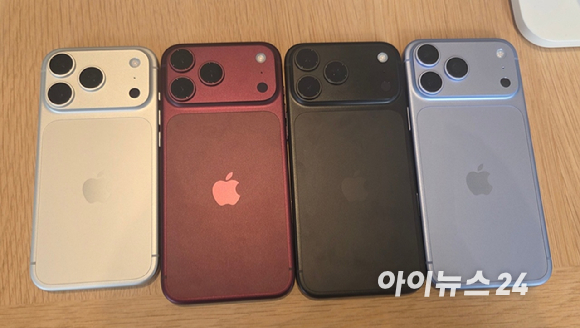 애플의 아이폰18 프로의 카메라 기능을 살펴보는 모습. [사진=박지은 기자]