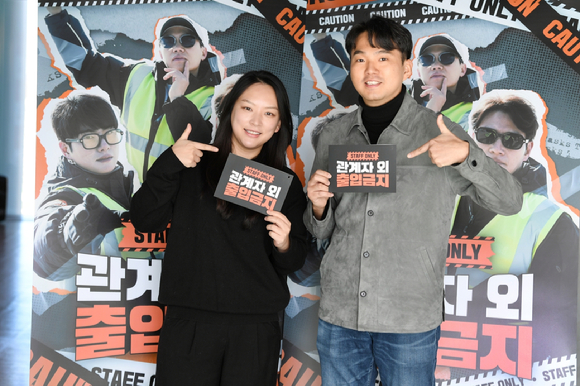 이동원, 고혜린 PD가 3일 서울 양천구 목동 SBS 사옥에서 열린 SBS 새 예능 '관계자 외 출입금지' 기자간담회에서 포즈를 취하고 있다. [사진=SBS]