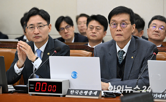 이창용 한국은행 총재가 29일 국회 기획재정위원회에서 열린 한국은행&middot;국세청&middot;관세청 등에 대한 종합감사에서 의원 질의에 답하고 있다. [사진=곽영래 기자]