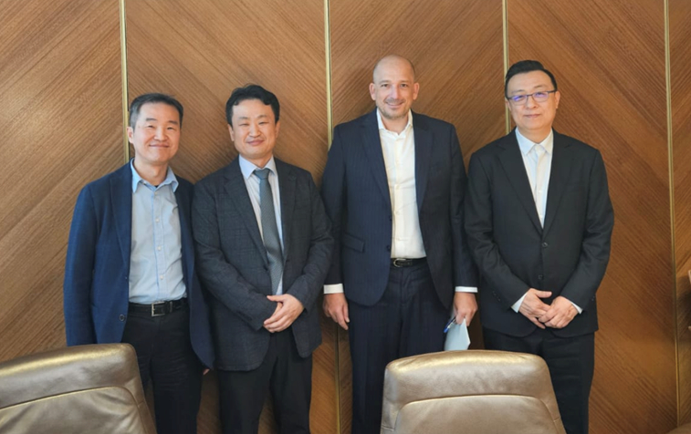 지난 1월 모로코 카사블랑카에서 열린 프로젝트 DI 구축을 위한 공동 업무협약(MOU) 체결식에서 왼쪽부터 권혁일 이오그라운드 대표, 한상영 네이버클라우드 글로벌 DX&이노베이션 전무, 데이비드 에임 로이드캐피탈 최고투자책임자(CIO), 이상윤 블룸테크놀로지 대표가 기념 사진을 찍고 있다. [사진=블룸테크놀로지]