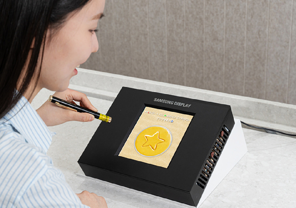 삼성디스플레이가 SID2025에서 전시한 센서 OLED 디스플레이. [사진=삼성디스플레이]