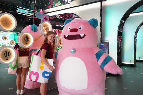 서울시 마스코트 해치와 기념촬영을 하는 외국인 관광객. [사진=롯데면세점]