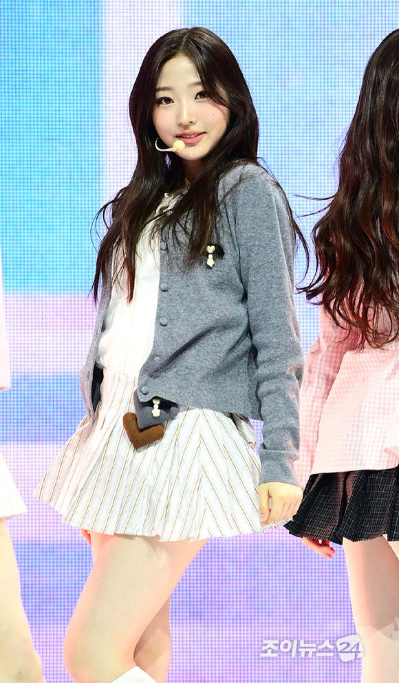 그룹 하츠투하츠 스텔라가 24일 오후 서울 광진구 예스24라이브홀에서 열린 하츠투하츠(Hearts2Hearts) 첫 번째 싱글앨범 '더 체이스' 발매 기념 쇼케이스에서 데뷔곡 '더 체이스' 무대를 선보이고 있다. [사진=정소희 기자]