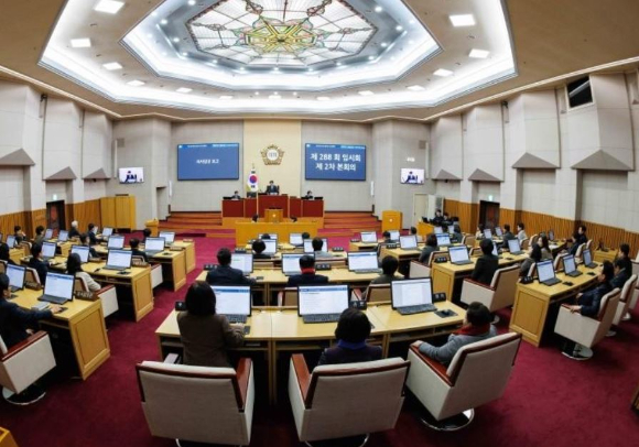 현직 경기 부천시의원이 한밤중 가정폭력을 저지른 혐의로 경찰 조사를 받은 것으로 나타났다. 사진은 부천시의회 모습. [사진=부천시의회]